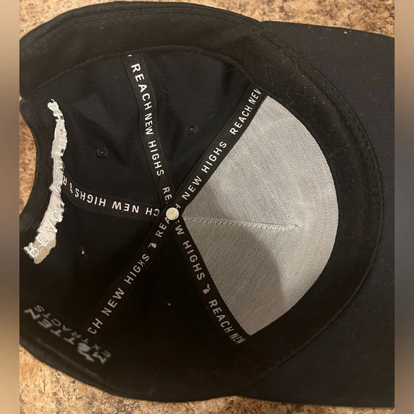 Mitten Extracts Snapback Hat with Vibrant Logo and Adjustable Fit - Picture 4 of 4